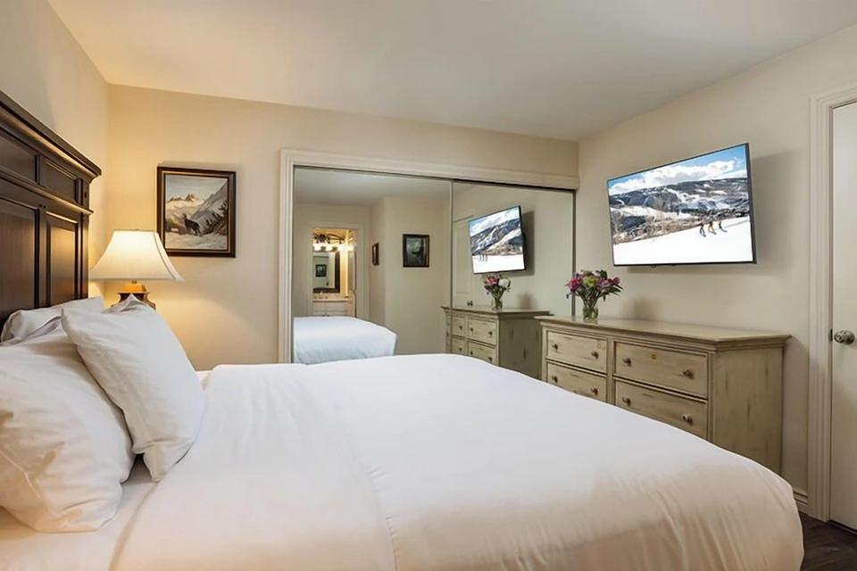 Enzian Vail condo bedroom via Expedia